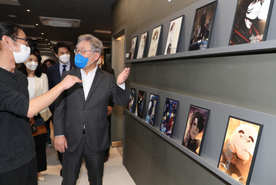 이재명 후보가 지난 3일 경기도 부천테크노밸리 U1센터에서 진행된 'K-웹툰의 역사를 다시 쓰는 웹툰 작가들과 만나다' 간담회에 참석해 웹툰 작업공간을 둘러보고 있다. 국회사진기자단=연합뉴스